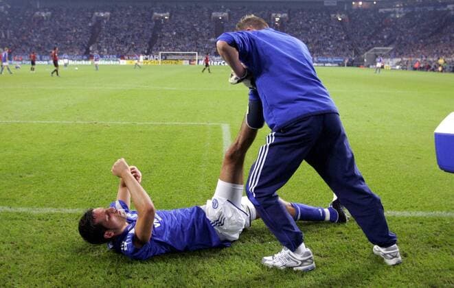 Kevin Kuranyi (Schalke) läßt am Spielfeldrand seine Wadenkrämpfe behandeln Fußball EC 1 Herren Champions League 2005 2006, FC Schalke 04 Gruppe Gelsenkirchen
