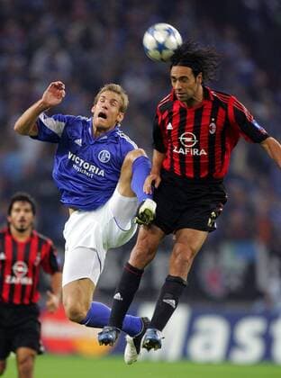 Alessandro Nesta (Milan, re.) gegen Sören Larsen (Schalke) Fußball EC 1 Herren Champions League 2005 2006, FC Schalke 04 - AC Mailand 2:2 Gruppe Gelsenkirchen Dynamik, Höhe,