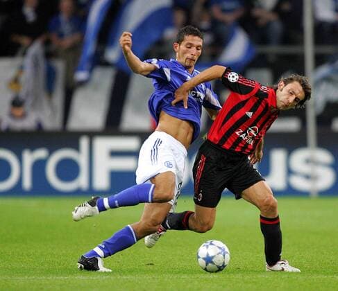 Kevin Kuranyi (Schalke, li.) gegen Andrea Pirlo (Milan) Fußball EC 1 Herren Champions League 2005 2006, FC Schalke 04 - AC Mailand 2:2 Gruppe Gelsenkirchen Dynamik, Kampf,
