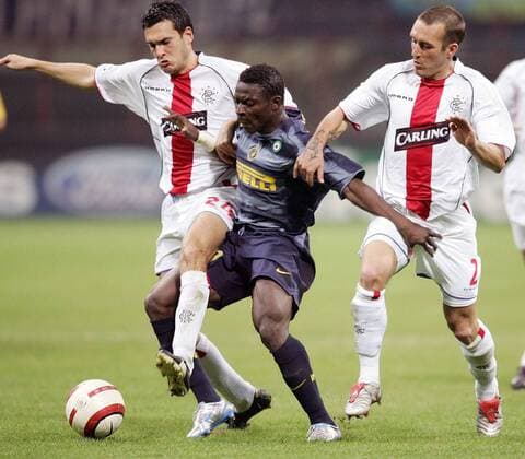Obafemi Martins (Inter, Mitte) wird von Ian Murray (li.) und Fernando Ricksen (beide Glasgow Rangers) in die Zange genommen Fußball EC 1 Herren Champions League 2005 2006, FC Internazionale Mailand - Glasgow Rangers 1:0 Gruppe Mailand Dynamik, Kampf,
