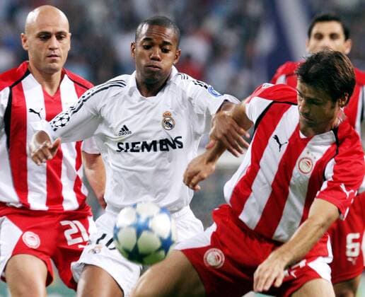 Robinho (Real Madrid, Mitte) gegen Athanasios Kostoulas (re.) und Grigorios Georgatos (beide Piräus) Fußball EC 1 Herren Champions League 2005 2006, Real Madrid CF - Olympiakos Piräus 2:1 Gruppe pan10952 Madrid Dynamik,  