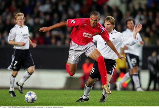 John Carew (Lyon, li.) am Ball vor Björn Tore Kvarme (Trondheim) Fußball EC 1 Herren Champions League 2005 2006, Rosenborg Trondheim BK - Olympique Lyonnais 0:1, OL Gruppe Pan10953 Trondheim Dynamik,  