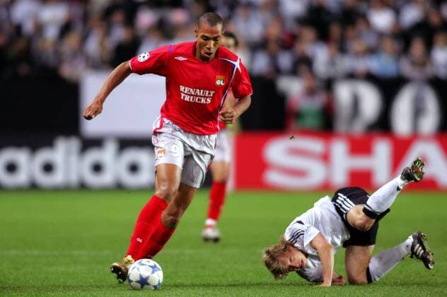 John Carew (Lyon, li.) am Ball, daneben Örjan Berg (Trondheim) am Boden Fußball EC 1 Herren Champions League 2005 2006, Rosenborg Trondheim BK - Olympique Lyonnais 0:1, OL Gruppe Pan10953 Trondheim Dynamik  