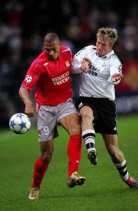 John Carew (Lyon, li.) gegen Jan Gunnar Solli (Trondheim) Fußball EC 1 Herren Champions League 2005 2006, Rosenborg Trondheim BK - Olympique Lyonnais 0:1, OL Gruppe Pan10953 Trondheim Dynamik, Kampf  