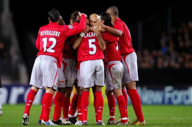 Torjubel Lyon, u.a. mit Torschütze Cris (3.v.re.) und Anthony Reveillere (li.) Fußball EC 1 Herren Champions League 2005 2006, Olympique Lyonnais, OL Gruppe Pan10953 Trondheim Freude,  
