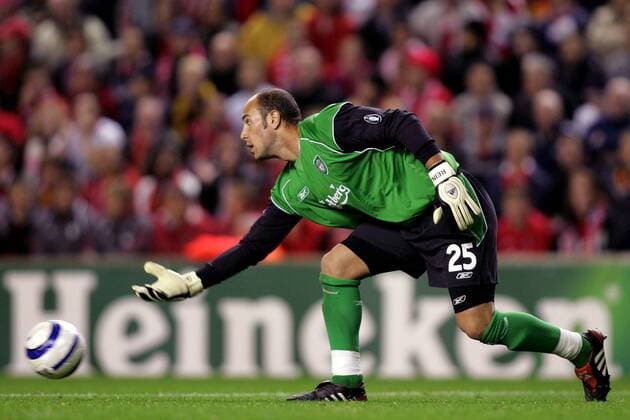 Torwart Jose Manuel Reina (Liverpool) bringt den Ball ins Spiel Fußball EC 1 Herren Champions League 2005 2006, FC Liverpool Einzelbild pan10957 Liverpool  