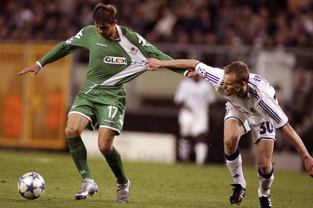 Joaquin (Betis, li.) gegen Hannu Tihinen (Anderlecht) -  Fußball EC 1 Herren Champions League 2005 2006, RSC Anderlecht - Betis Sevilla 0:1 Gruppe Anderlecht Dynamik, Kampf,