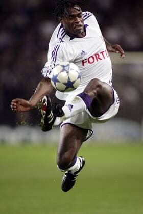 Mbo Mpenza (Anderlecht) am Ball -  Fußball EC 1 Herren Champions League 2005 2006, RSC Anderlecht Einzelbild Anderlecht Dynamik,