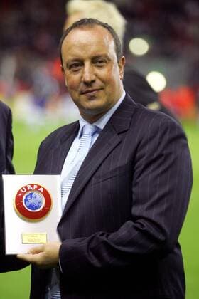 Trainer Rafael Benitez (Liverpool) präsentiert stolz seine Plakette als Champions League Trainer der Saison 2004 2005 Fußball EC 1 Herren Champions League 2005 2006, FC Liverpool, Vdig Einzelbild pan10957 Liverpool  