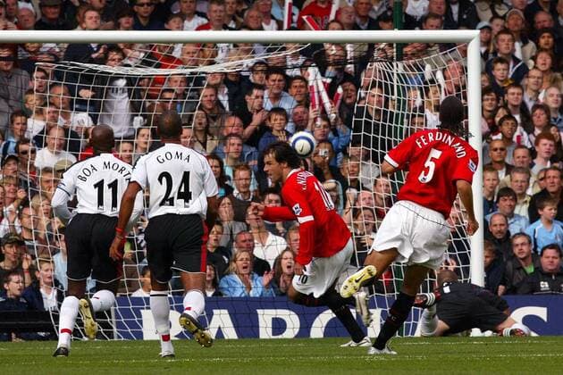 Ruud van Nistelrooy (Mitte) erzielt das 1:0 durch einen Strafstoß -  Fußball Herren English Premier League 2005 2006, 1. Englische Liga, FC Fulham - Manchester United, ManU Gruppe Fulham Dynamik,