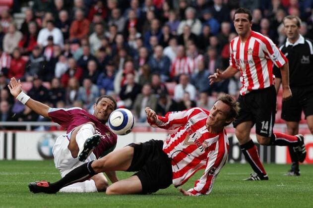 Dean Whitehead (Sunderland, re.) gegen Hayden Mullins (West Ham) -  Fußball Herren English Premier League 2005 2006, 1. Englische Liga, Sunderland AFC - West Ham United, FC Gruppe Sunderland Dynamik, Kampf,