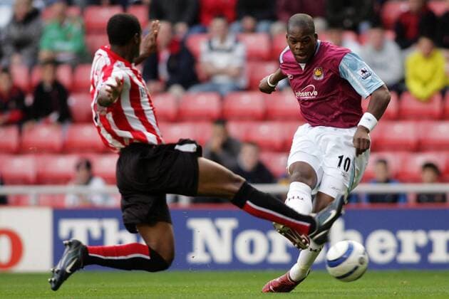 Marlon Harewood (West Ham, re.) gegen Justin Hoyte (Sunderland) -  Fußball Herren English Premier League 2005 2006, 1. Englische Liga, Sunderland AFC - West Ham United, FC Gruppe Sunderland Dynamik,