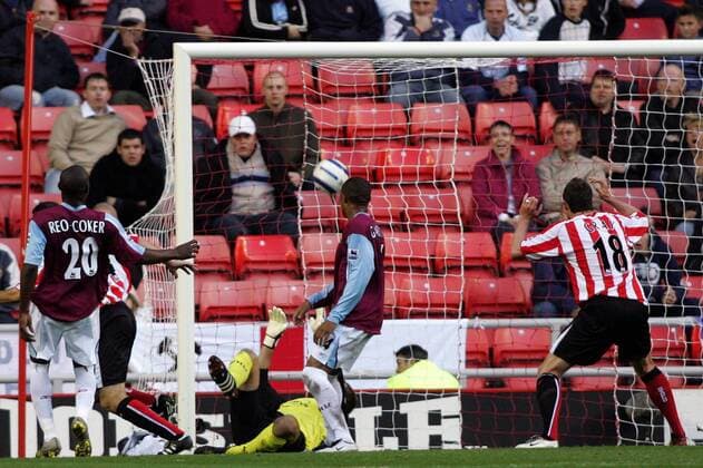 Der Ball findet den Weg ins Tor, Andy Gray (Sunderland, re.) jubelt bereits Nigel Reo Croker (li.) und Danny Gabbidon (Mitte, beide West Ham) können nur noch geschlagen hinterher schauen -  Fußball Herren English Premier League 2005 2006, 1. Englische Liga, Sunderland AFC - West Ham United, FC Gruppe Sunderland Freude,
