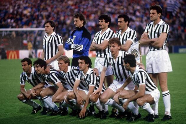 Mannschaftsfoto Juventus, hi.v.li.: Marco Tardelli, Torwart Stefano Tacconi, Luciano Favero, Gaetano Scirea, Sergio Brio, vorn: Antonio Cabrini, Paolo Rossi, Massimo Bonini, Michel Platini, Zbigniew Boniek... -  Fußball EC 1 Herren Europapokal der Landesmeister 1984 1985, Europacup, Endspiel, Finale, Juventus Turin, Juve Totale Brüssel