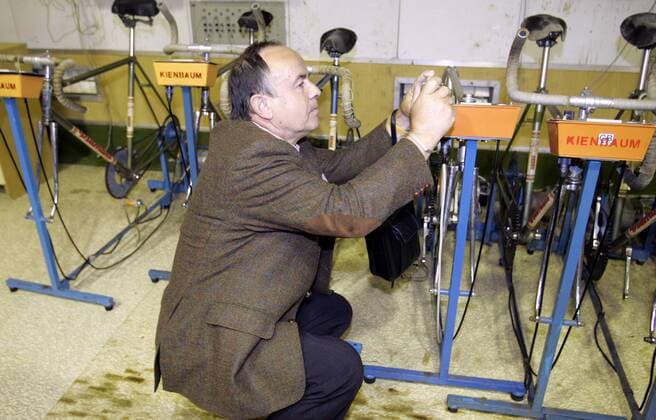 Wolfgang Behrendt, 85. Geburtstag am 14. Juni Wolfgang Behrendt (Deutschland) fotografiert während eines Rundgangs durch das ehemalige DDR Leistungszentrum in Kienbaum im Rahmen der Veranstaltung Weltklasse in Kienbaum alte Trainingsgeräte Boxen Herren Weltklasse in Kienbaum - 50 Jahre Spitzensport in Kienbaum 2005, Bundesleistungszentrum Gruppe o0 Geschichte Historie Kienbaum