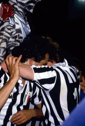 Michel Platini (li.) und Zbigniew Boniek (beide Juventus) freuen sich gemeinsam -  Fußball EC 1 Herren Europapokal der Landesmeister 1984 1985, Europacup, Endspiel, Finale, Juventus Turin, Juve Gruppe Brüssel Glück, Harmonie, Freude,