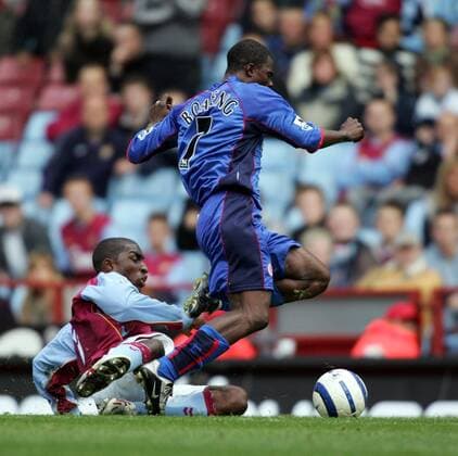George Boateng (Middlesbrough, re.) gegen Jay Lloyd Samuel (Aston Villa) -  Fußball Herren English Premier League 2005 2006, 1. Englische Liga, Aston Villa - FC Middlesbrough 2:3 Gruppe Birmingham Dynamik,