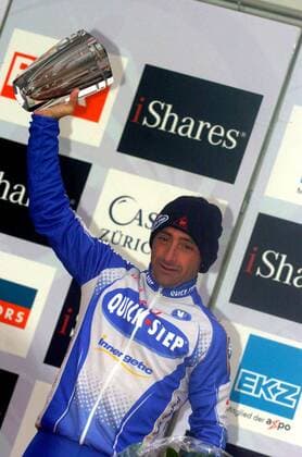Sieger des Züri Metzgete 2005: Paolo Bettini (Italien Quick Step) präsentiert die Trophäe -  Radsport Herren Züri - Metzgete 2005, ProTour, Straßenradsport, Straße, Rad, Einzelbild Zürich Freude,