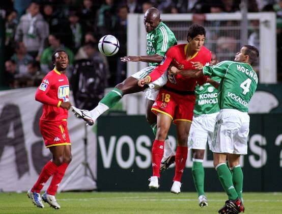 Tulio de Melo (Le Mans, 2.v.re.) gegen Herita Ilunga (2.v.li.) und Vincent Hognon (beide St. Etienne) Fußball Herren Ligue Une 2005 2006, 1. Französische Liga, AS Saint Etienne - UC Le Mans 72 3:0, Vdig Gruppe pan10968 St. Etienne Dynamik,  