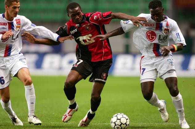 Stephane M Bia (Rennes, Mitte) gegen Jeremy Clement (li.) und Mahamadou Diarra (beide Lyon) Fußball Herren Ligue Une 2005 2006, 1. Französische Liga, Stade Rennais - Olympique Lyonnais 1:3, OL Gruppe pan10967 Rennes Dynamik,  