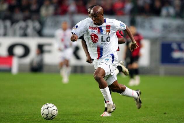Sylvain Wiltord (Lyon) am Ball Fußball Herren Ligue Une 2005 2006, 1. Französische Liga, Olympique Lyonnais, OL Einzelbild pan10967 Rennes Dynamik,  
