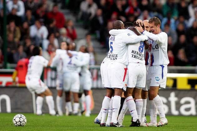 Grüppchenbildung beim Torjubel Lyon, v.re.: Francois Clerc, Cris, Juninho, Mahamadou Diarra und eine andere Spielertraube im Hintergrund Fußball Herren Ligue Une 2005 2006, 1. Französische Liga, Olympique Lyonnais, OL Gruppe pan10967 Rennes Freude, Begeisterung,  