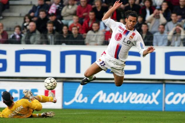 Fred (Lyon) wird von Torwart Andreas Isaksson (Rennes) zu Fall gebracht Fußball Herren Ligue Une 2005 2006, 1. Französische Liga, Stade Rennais - Olympique Lyonnais 1:3, OL Gruppe pan10967 Rennes Dynamik, Höhe, Kampf,  