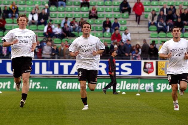 Erwärmung Rennes, v.li.: Kim Källström, Alexander Frei und Olivier Monterrubio tragen Trikots mit der Aufschrift Tous avec Cyril, mit denen sie ihren Einsatz ihrem durch einen Kreuzbandriß fehlenden Mitspieler und Kapitän Cyril Jeunechamp widmen Fußball Herren Ligue Une 2005 2006, 1. Französische Liga, Stade Rennais, Rennes Gruppe pan10967 Rennes Harmonie, Kameradschaft,  