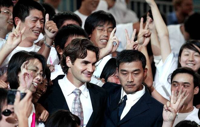 Roger Federer (Schweiz) inmitten seiner Chinesischen Fans -  Tennis WM Herren Vorschau Masters Cup 2005, ATP Weltmeisterschaft, Vdig Totale Shanghai