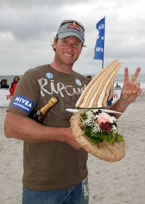 Overall Weltmeister Björn Dunkerbeck mit seiner Trophäe Surfen WM Herren PWA Tour 2005, Nivea Worldcup, Weltcup, World Cup, Welt, WC, Windsurfing, Windsurfen, Surfing, Vdig Einzelbild Westerland Sylt