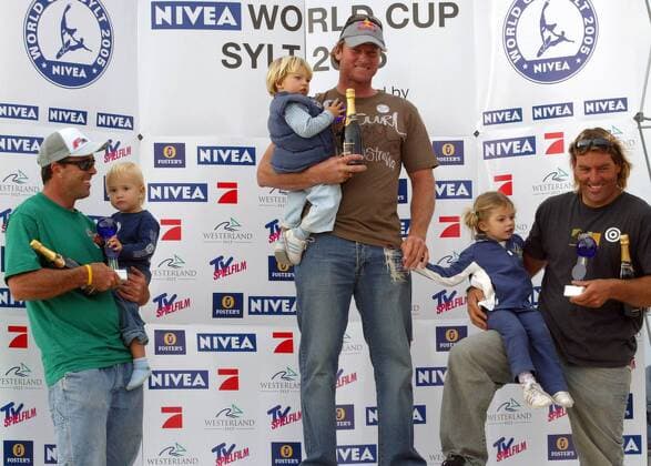 Siegerehrung Slalom 42 PWA Tour 2005: Micah Buzianis (USA, li. mit Sohn Lance Jacob) und Björn Dunkerbeck (Mitte mit Tochter Alba und Sohn Liam) teilen sich den Weltmeistertitel vor Antoine Albeau (Frankreich) Surfen WM Herren PWA Tour 2005, Nivea Worldcup, Weltcup, World Cup, Welt, WC, Windsurfing, Windsurfen, Surfing, Vdig Gruppe Westerland Sylt Freude,