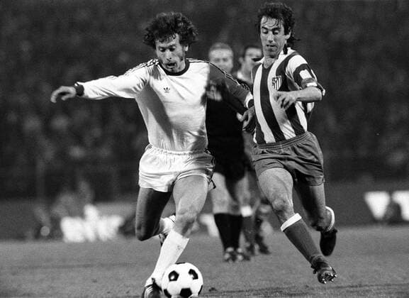 Paul Breitner (Bayern, li.) setzt sich gegen Adelardo Rodriguez (Atletico Madrid) durch Fußball EC 1 Herren Europapokal der Landesmeister 1973 1974, Europacup, FC Bayern München - Atletico Madrid 1:1 Gruppe Brüssel Dynamik,
