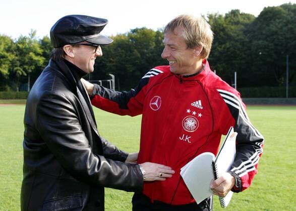 Sänger Marius Müller Westernhagen (li.) besucht Bundestrainer Jürgen Klinsmann (beide Deutschland) beim Leistungstest der deutschen Nationalmannschaft Fußball Herren Nationalmannschaft 2005, Nationalteam, Vorbereitung, Training, Leistungstest Gruppe Hamburg
