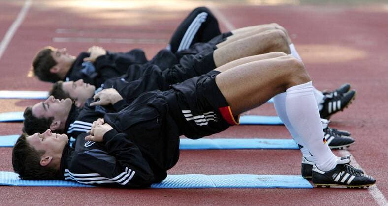 Erwärmungstraining der deutschen Spieler, v. vorn: Sebastian Kehl, Christoph Metzelder, Arne Friedrich und Sebastian Deisler Fußball Herren Nationalmannschaft 2005, Nationalteam, Vorbereitung, Training, Leistungstest Gruppe Hamburg