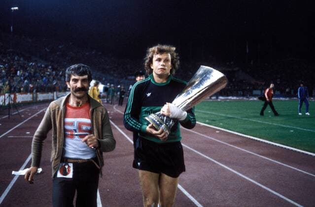 Torwart Jürgen Pahl (Frankfurt) auf der Ehrenrunde nachdenklich mit dem Pott in den Händen Fußball EC 3 Herren UEFA Cup 1979 1980, Pokal, Europapokal, Europacup, Finale, Endspiel, Eintracht Frankfurt Gruppe Frankfurt M. Nachdenklichkeit,