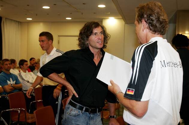 Extremkletterer Stefan Glowacz (Mitte) referiert vor der Deutschen Fußballnationalmannschaft über Erfahrungen im persönlichen Grenzbereichen - hier im Gespräch mit Physiotherapeut Klaus Eder (beide Deutschland) Fußball Herren Nationalmannschaft 2005, Nationalteam, Vorbereitung, Motivation, motivieren, Psychologie, Vdig Gruppe Hamburg