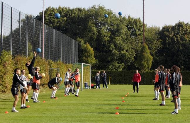 Die deutschen Spieler haben sichtlich Spaß beim Training mit den Medizinbällen Fußball Herren Nationalmannschaft 2005, Nationalteam, Training, Vorbereitung Totale Hamburg Dynamik,