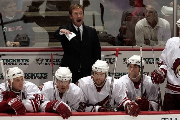 Trainer Wayne Gretzky (Phoenix Coyotes) steht hinter der Spielerbank und gibt lautstark Anweisungen - (Icon7405433) Eishockey Herren NHL 2005 2006, Vdig Gruppe Anaheim EDITORIAL USE ONLY