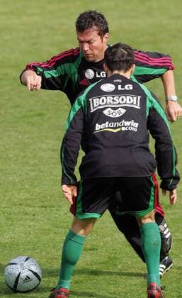 Nationaltrainer Lothar Matthäus (Ungarn, hi.) zeigt seinem Spieler wie es geht Fußball Herren Nationalmannschaft 2005, Nationalteam, Training Gruppe Budapest Dynamik,