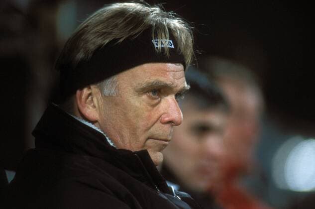 Trainer Volker Finke (Freiburg) nachdenklich Fußball 2. BL Herren Saison 2002 2003, SC Freiburg Einzelbild Berlin Nachdenklichkeit,