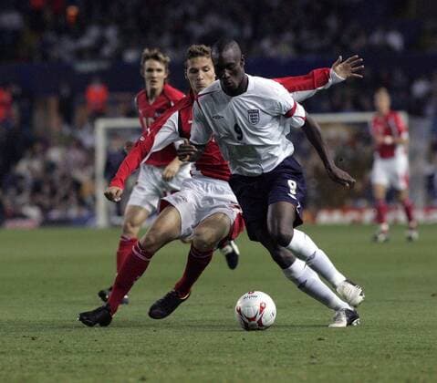 Carlton Cole (England U21, vorn) setzt sich durch -  Fußball Länderspiel Herren U 21 Europameisterschaftsqualifikation 2005, Qualifikation, Länderspiel, England - Österreich 1:2 Gruppe Leeds Dynamik,