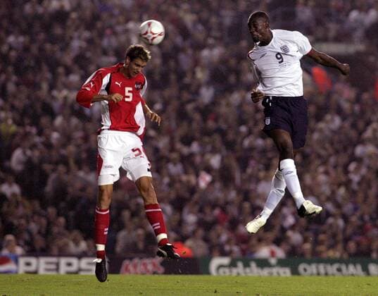 Alexander Pöllhuber (Österreich U21, li.) gegen Carlton Cole (England U21) -  Fußball Länderspiel Herren U 21 Europameisterschaftsqualifikation 2005, Qualifikation, Länderspiel, England - Österreich 1:2 Gruppe Leeds Dynamik, Höhe,