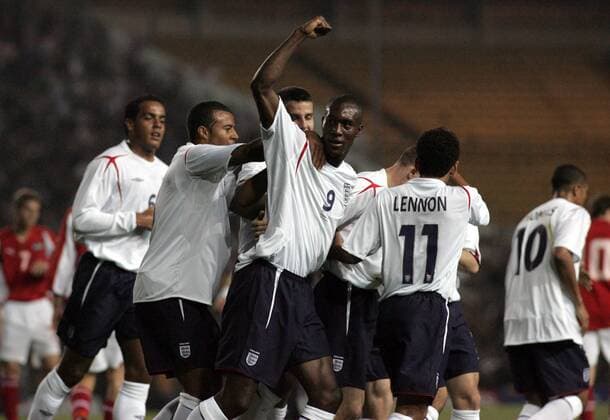 Torjubel England U21 - Dabei u.a. Torschütze Carlton Cole (Mitte) und Tom Soares (li.) -  Fußball Länderspiel Herren U 21 Europameisterschaftsqualifikation 2005, Qualifikation, Länderspiel, England - Österreich 1:2 Gruppe Leeds Freude,