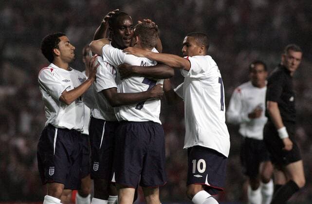 Torjubel England U21 - V.li. Aaron Lennon, Torschütze Carlton Cole, James Milner, Jerome Thomas -  Fußball Länderspiel Herren U 21 Europameisterschaftsqualifikation 2005, Qualifikation, Länderspiel, England Gruppe Leeds Freude,