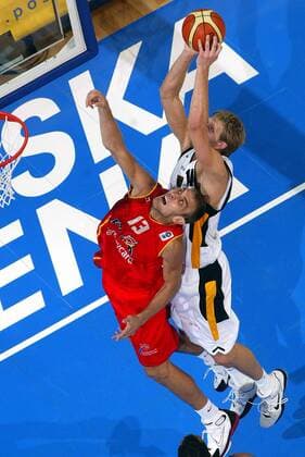 Dirk Nowitzki (Deutschland, re.) gegen Ignacio de Miguel (Spanien) - Rebound Basketball EM Herren Europameisterschaft 2005, Länderspiel, Nationalmannschaft, Nationalteam, Nationaltrikot, Halbfinale Gruppe Belgrad Dynamik,