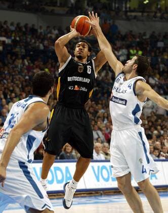 EuroBasket 2022, DBB, Historie, EM - Historie Demond Greene (Deutschland, Mitte) gegen Theodoros Papaloukas (Griechenland, re.) Basketball EM Herren Europameisterschaft 2005, Länderspiel, Nationalmannschaft, Nationalteam, Nationaltrikot, Finale Gruppe Belgrad Dynamik,