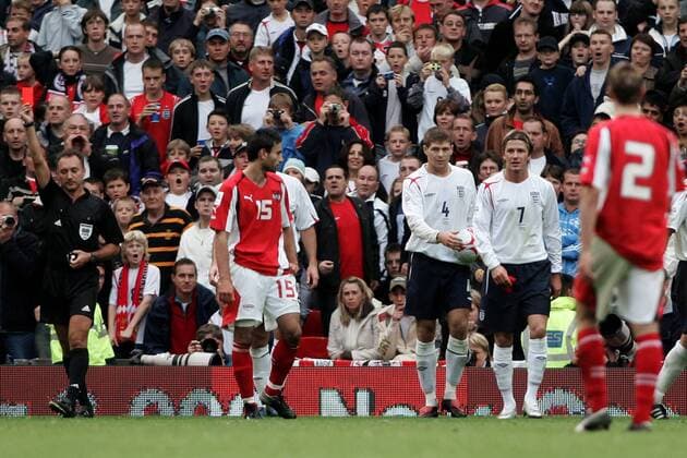 FIFA Schiedsrichter Luis Medina Cantalejo (Spanien) zeigt David Beckham (re.) die rote Karte, Steven Gerrard (Mitte, beide England) versucht zu trösten -  Fußball Länderspiel Herren Weltmeisterschaftsqualifikation 2005, Länderspiel, Qualifikation, Nationalmannschaft, Nationalteam, Totale Manchester Enttäuschung,