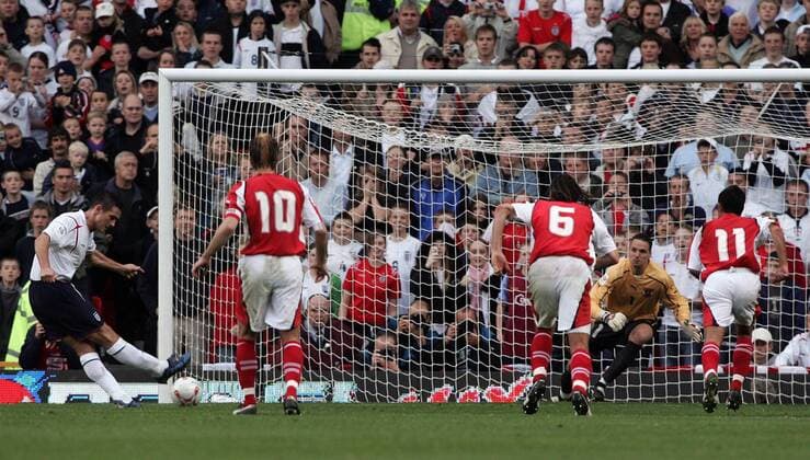 Frank Lampard (England, li.) trifft per Elfmeter gegen Torwart Jürgen Macho, daneben schauen Markus Weissenberger (re.), Rene Aufhauser (Mitte) und Andreas Ivanschitz (alle Österreich) zu -  Fußball Länderspiel Herren Weltmeisterschaftsqualifikation 2005, Länderspiel, Qualifikation, Nationalmannschaft, Nationalteam, Totale Manchester Dynamik,