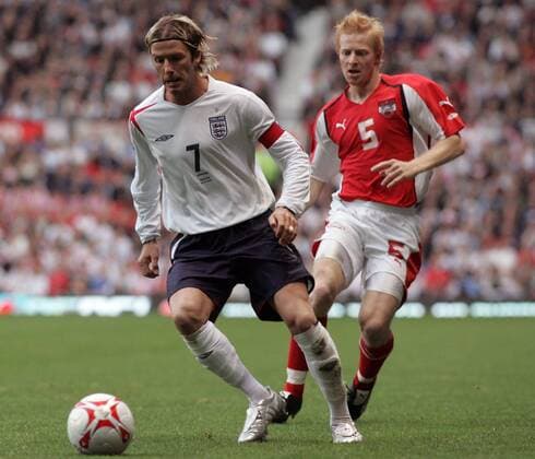 David Beckham (England, li.) gegen Andreas Ibertsberger (Österreich) -  Fußball Länderspiel Herren Weltmeisterschaftsqualifikation 2005, Länderspiel, Qualifikation, Nationalmannschaft, Nationalteam, Gruppe Manchester Dynamik,