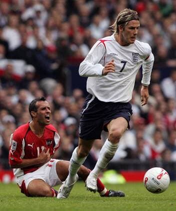 David Beckham (England) hat Markus Weissenberger (Österreich) das Herz gebrochen -  Fußball Länderspiel Herren Weltmeisterschaftsqualifikation 2005, Länderspiel, Qualifikation, Nationalmannschaft, Nationalteam, Gruppe Manchester Dynamik, Komik